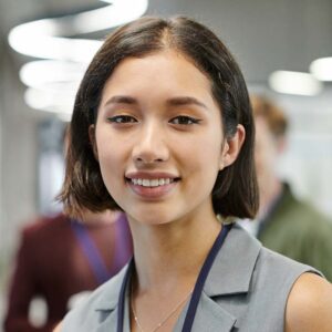 portrait of joyful brunette businesswoman looking X38S4W4